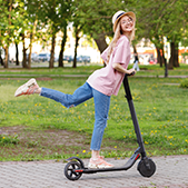 -бр-28-Препознај-скејт_0004_girl-electronic-scooter-city-park-summer