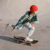 -бр-28-Препознај-скејт_0005_teenager-having-fun-skatepark-with-skateboard